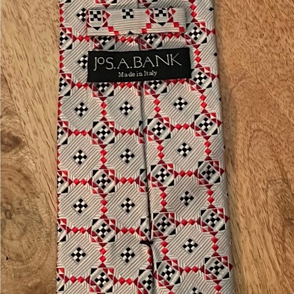JOSEPH A. BANK MEN’S SILVER, RED, & BLACK 100% SILK NECKTIE/PRE-OWNED/FESTIVE!!! - Picture 2 of 2
